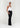 Lange vrouw draagt zwarte bootcut broek met lange lengtematen
