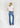 Lange blonde vrouw draagt bootcut spijkerbroek in regular washing, achterkant