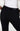Lange vrouw draagt zwarte bootcut broek met lange lengtematen, vegan leather label